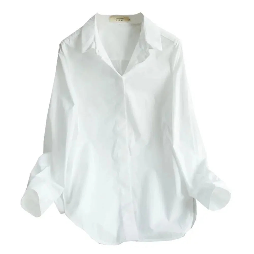 Camisa feminina branca, básica e solta, ideal para trabalho e ocasiões casuais.